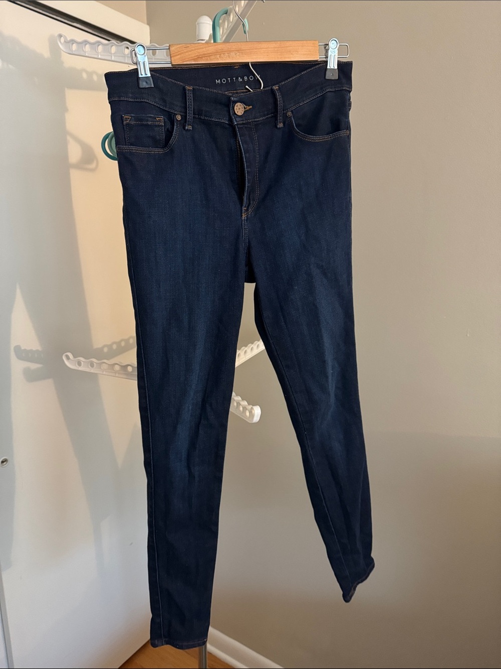 Mott & Bow Women’s Indigo Skinny Jeans
